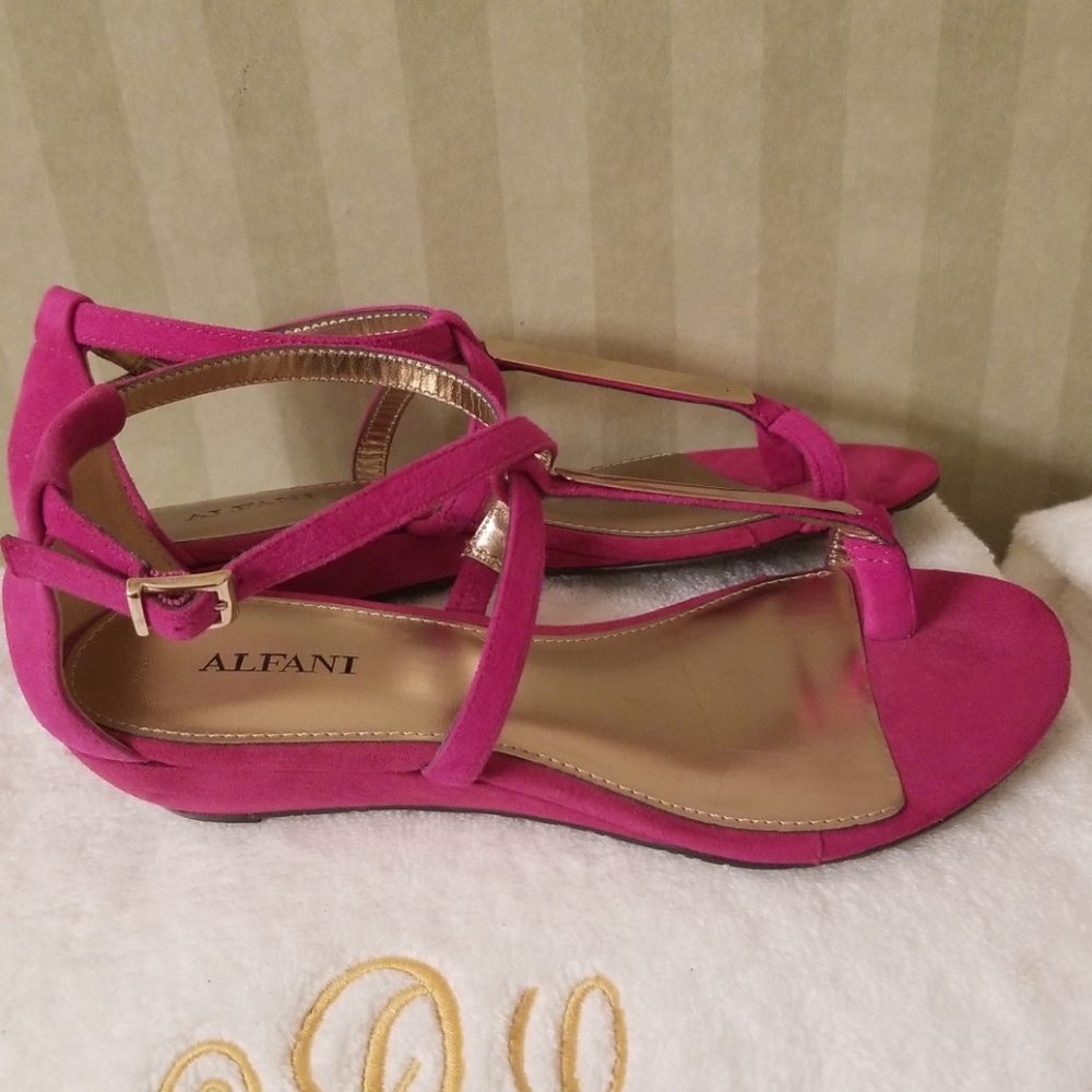 NWOT!! Alfani flat Sandals